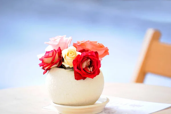 Roses in a round vase — Stock Photo, Image