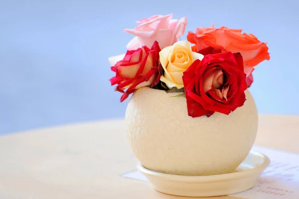 Roses in a round vase — Stock Photo, Image