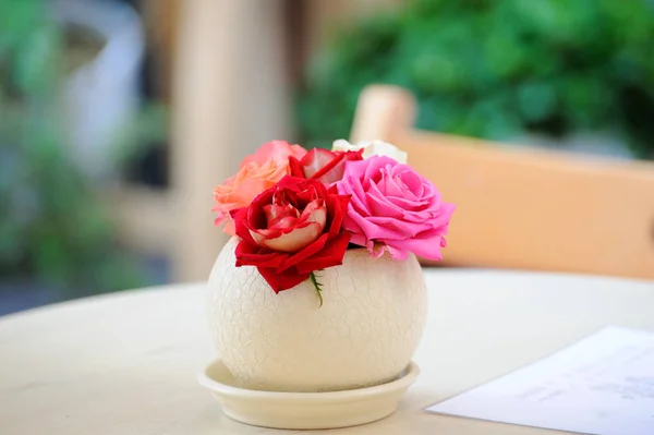 Rózsa, az egy kerek váza — Stock Fotó