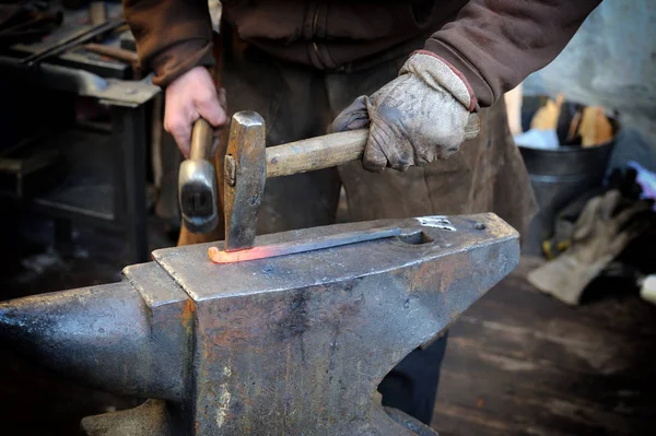 The blacksmith kicks a horseshoe — Stock Photo, Image