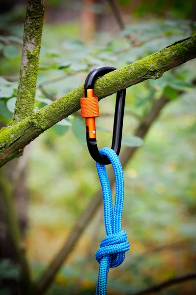 Carabiner with rope on nature background. — Stock Photo, Image