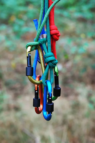 Mosquetón con cuerda sobre fondo natural . —  Fotos de Stock