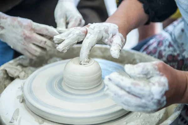 De pottenbakker maakt aardewerk schotels op pottenbakkerswiel. — Stockfoto
