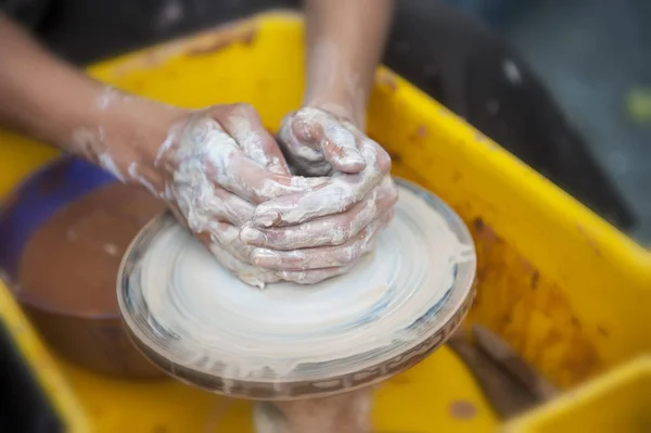 The potter makes pottery dishes on potter's wheel. — Stock Photo, Image