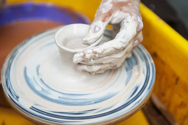 El alfarero hace platos de cerámica en la rueda del alfarero . — Foto de Stock