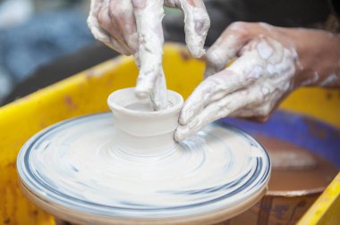 Çömlekçi çömlekçi çarkında çanak çömlek yapar.. 