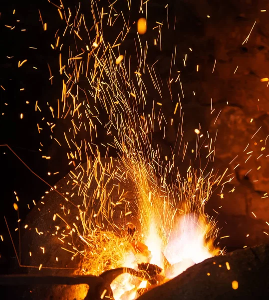 Fucina fuoco fiamma punte con scintille primo piano — Foto Stock