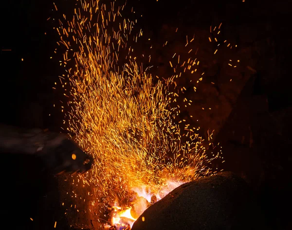 Fucina fuoco fiamma punte con scintille primo piano — Foto Stock