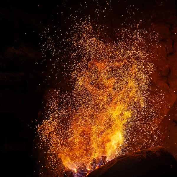 Pontas de chama de fogo ferreiro com faíscas close-up — Fotografia de Stock
