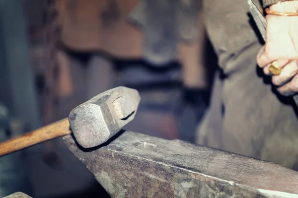 Fabbro lavorazione del metallo con martello sull'incudine — Foto Stock