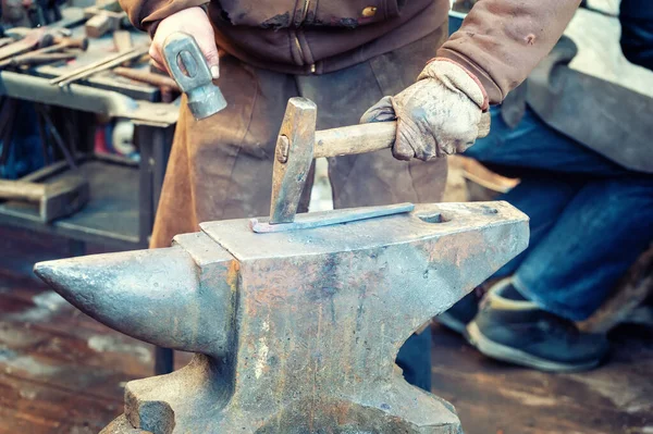 Smid Werken Metaal Met Hamer Het Aambeeld Smederij — Stockfoto