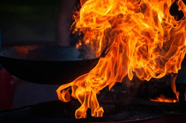 Kızartma tavasında sokak yemeği pişirmek. Sokak yemekleri festivali