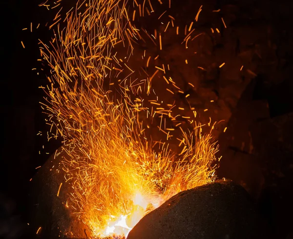 Schmiedefeuer Flammenspitzen Mit Funken Nahaufnahme Auf Dunklem Hintergrund — Stockfoto