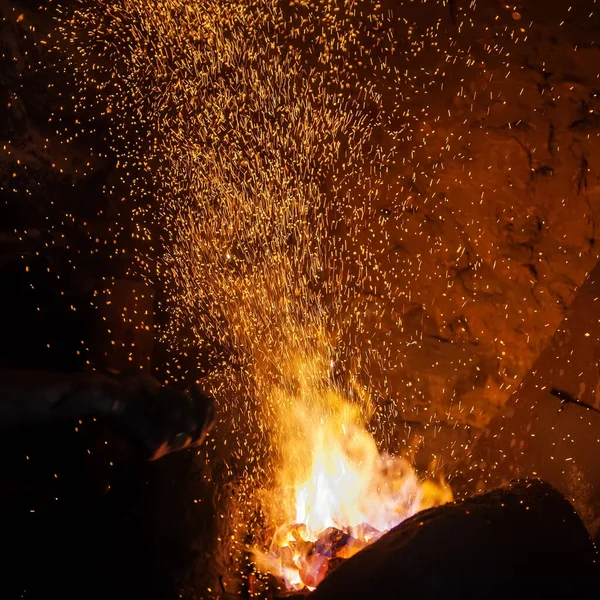 Fucina Fuoco Fiamma Punte Con Scintille Primo Piano Sfondo Scuro — Foto Stock