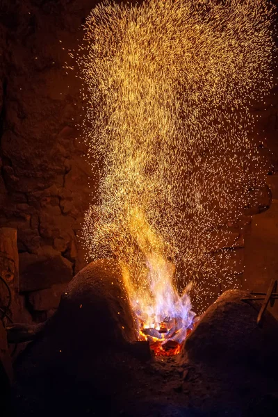 Kovácsműhely Tűz Láng Tippek Sparks Closeup Sötét Háttér — Stock Fotó