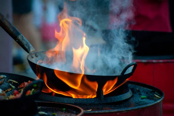 Kızartma Tavasında Sokak Yemeği Pişirmek Sokak Yemekleri Festivali — Stok fotoğraf