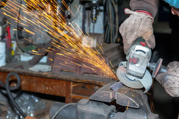 Vinkelslip Skär Metall Med Gnistor Nära Håll — Stockfoto