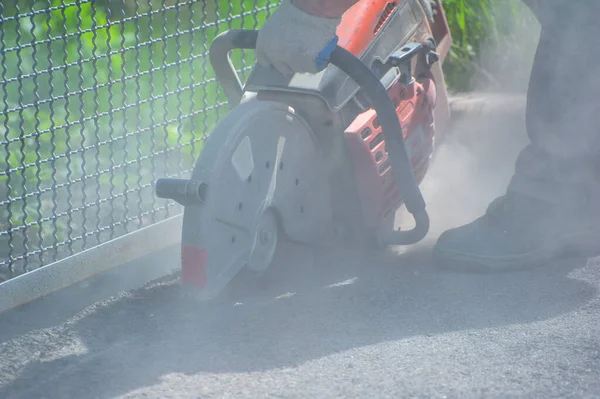 Fırçalanmış beton yüzeydeki eklem kesme makinesi. Testereyi kesmek için inşaat ekipmanları.
