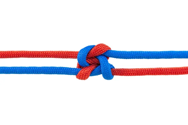 赤と青のコードが2つ接続されています 白地に隔離された紐の上に結び目 — ストック写真