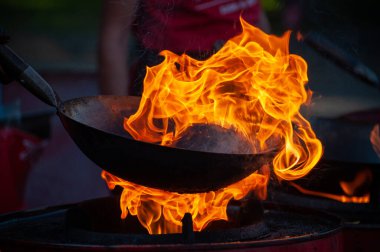 Kızartma tavasında sokak yemeği pişirmek. Sokak yemekleri festivali