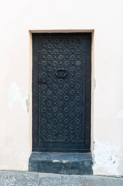 Staré Dřevěné Dveře Zblízka Pozadí Zdi Starý Dům Exteriér — Stock fotografie