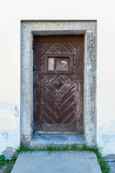 Старая Деревянная Дверь Крупным Планом Фоне Стены Старый Дом Снаружи — стоковое фото