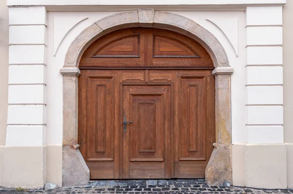 Staré Dřevěné Dveře Zblízka Pozadí Zdi Starý Dům Exteriér — Stock fotografie