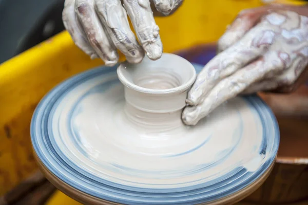 Pottenbakker Maakt Aardewerk Schotels Pottenbakkerswiel Beeldhouwer Werkplaats Maakt Kleiproducten Close — Stockfoto