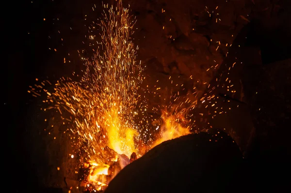 Пламя Кузнечного Огня Кончики Искрами Крупным Пламенем Темном Фоне — стоковое фото