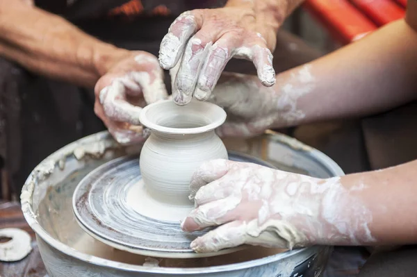 Pottenbakker Maakt Aardewerk Schotels Pottenbakkerswiel Beeldhouwer Werkplaats Maakt Kleiproducten Close — Stockfoto