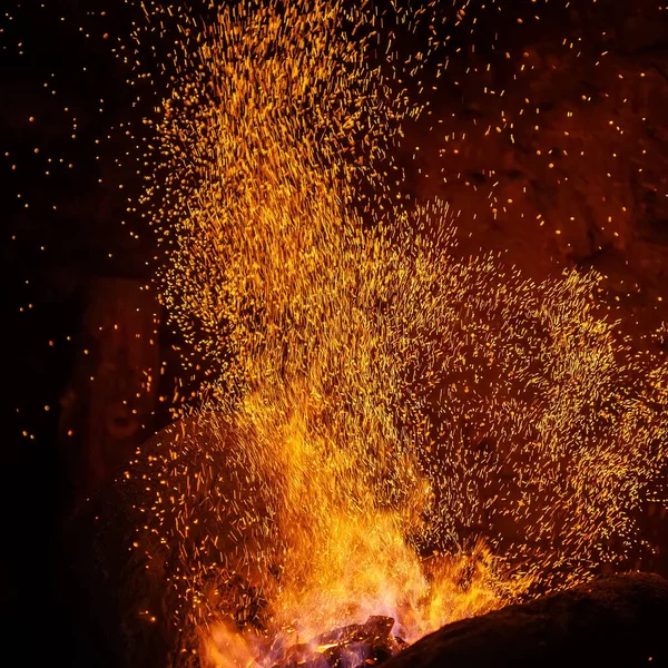 Llama Fuego Herrería Puntas Con Chispas Primer Plano Sobre Fondo —  Fotos de Stock