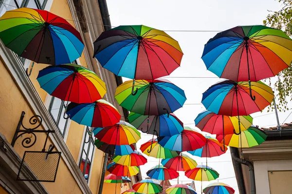 Bunte Regenschirme Hintergrund Mit Blauem Himmel Der Stadt Straßendekoration — Stockfoto