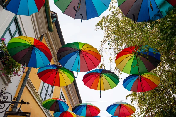 Kleurrijke Paraplu Achtergrond Met Blauwe Lucht Stad Straat Decoratie — Stockfoto