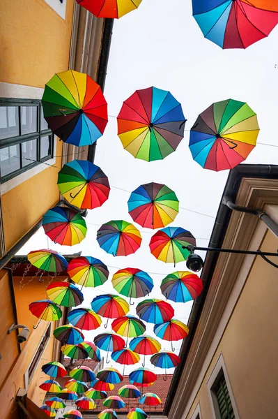 Ombrelli Colorati Sfondo Con Cielo Blu Città Decorazione Stradale — Foto Stock