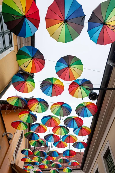 Ombrelli Colorati Sfondo Con Cielo Blu Città Decorazione Stradale — Foto Stock