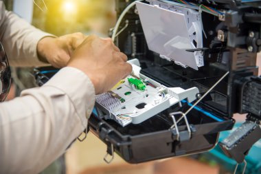 Fiber optik kablo yükle kabine teknisyenleri vardır.