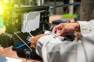 Fiber optik kablo yükle kabine teknisyenleri vardır.