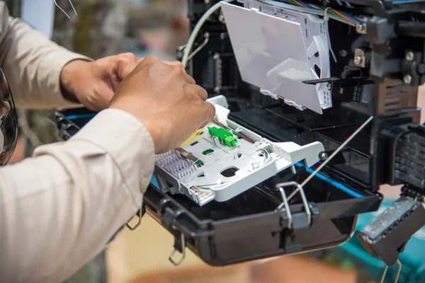 Los técnicos instalan el gabinete en el cable de fibra óptica . —  Fotos de Stock