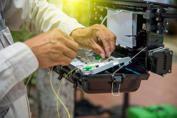Fiber optik kablo yükle kabine teknisyenleri vardır.