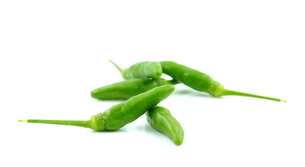 Verse groene paprika op witte achtergrond. — Stockfoto