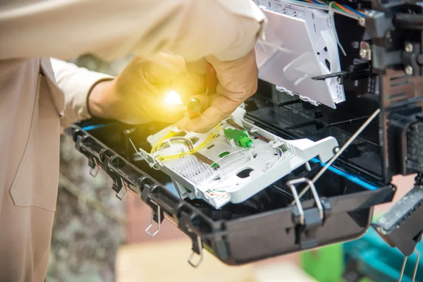 Os técnicos estão instalando o armário no cabo de fibra óptica . — Fotografia de Stock