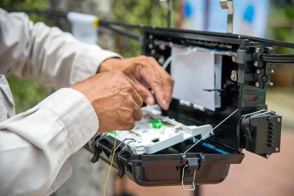 Los técnicos instalan el gabinete en el cable de fibra óptica . —  Fotos de Stock