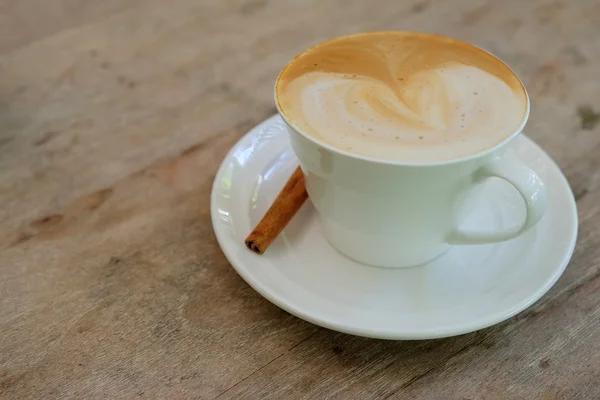 Café blanc latte tasse sur sol en bois . — Photo