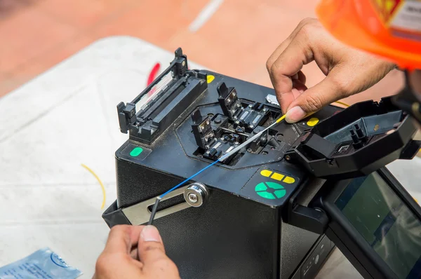 Los técnicos están cortando y fundiendo cables de fibra óptica . —  Fotos de Stock