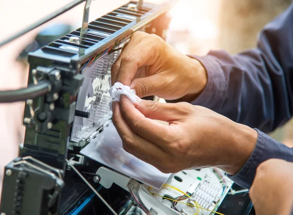Fiber optik kablo yükle kabine teknisyenleri vardır.