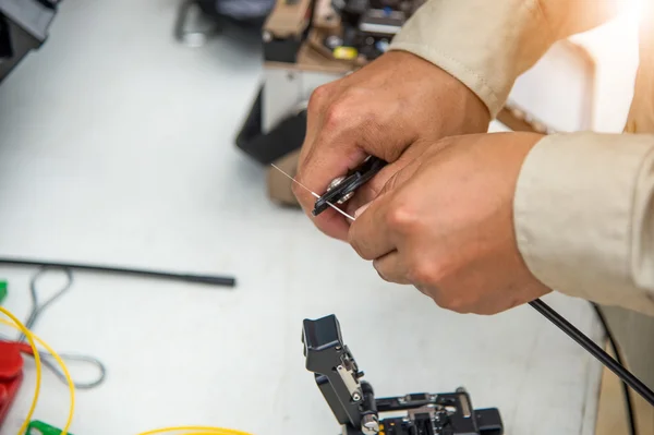 Os técnicos estão cortando cabos de fibra óptica . — Fotografia de Stock