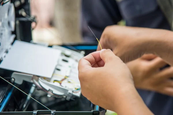 Technici zijn installeren kabinet op optische glasvezelkabel. — Stockfoto