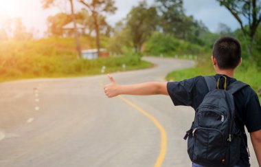 Seyahat etmek, yolculuk otostop için kullanılan backpackers çocuk.