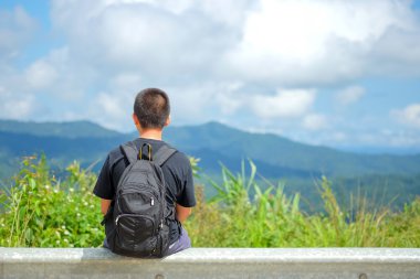 Yolcular, backpackers oğlan demir korkuluk str üzerinde oturan