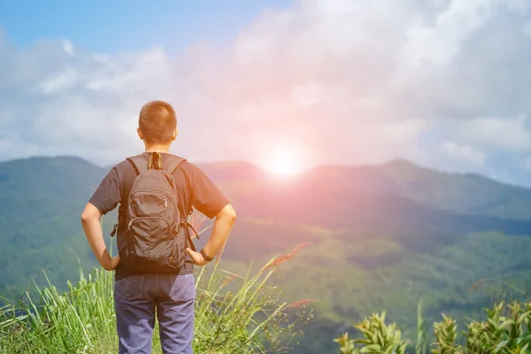 Viaggiatori, backpackers ragazzo sulla natura delle montagne è wor Fotografia Stock